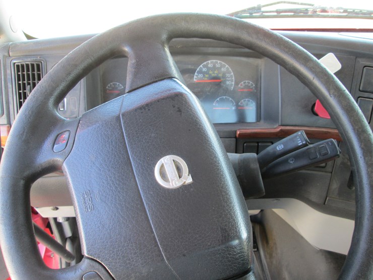 2011-volvo-10-image-45