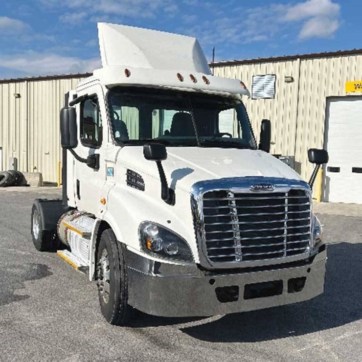 2017 FREIGHTLINER CASCADIA 113