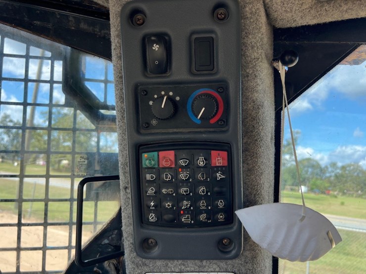 2015-deere-1050k-image-41
