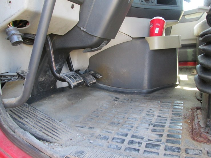 2011-volvo-10-image-34