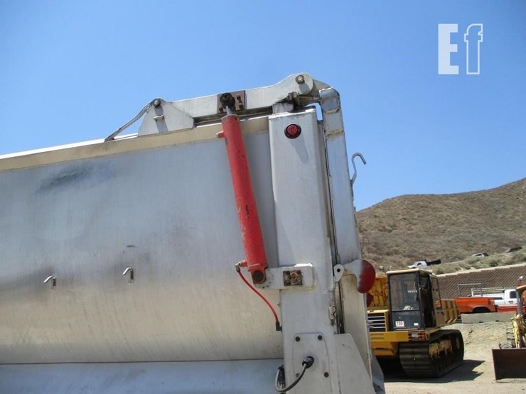 2008-peterbilt-365-image-19