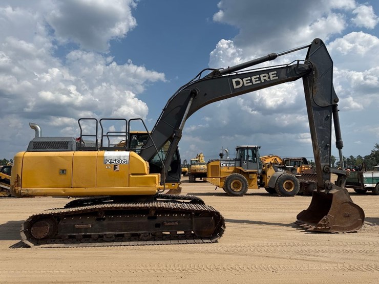 2015-deere-250g-lc-image-4