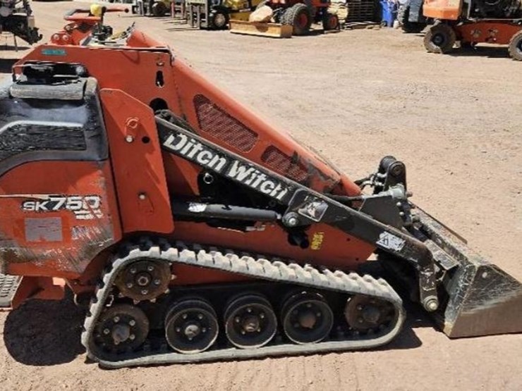 2014-ditch-witch-sk750-image-5