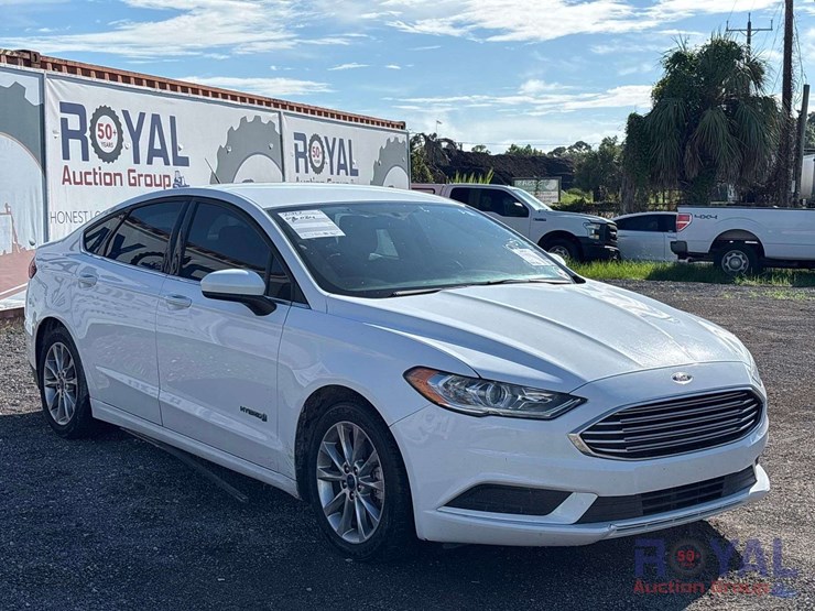 2017-ford-fusion-hybrid-sedan-image-2
