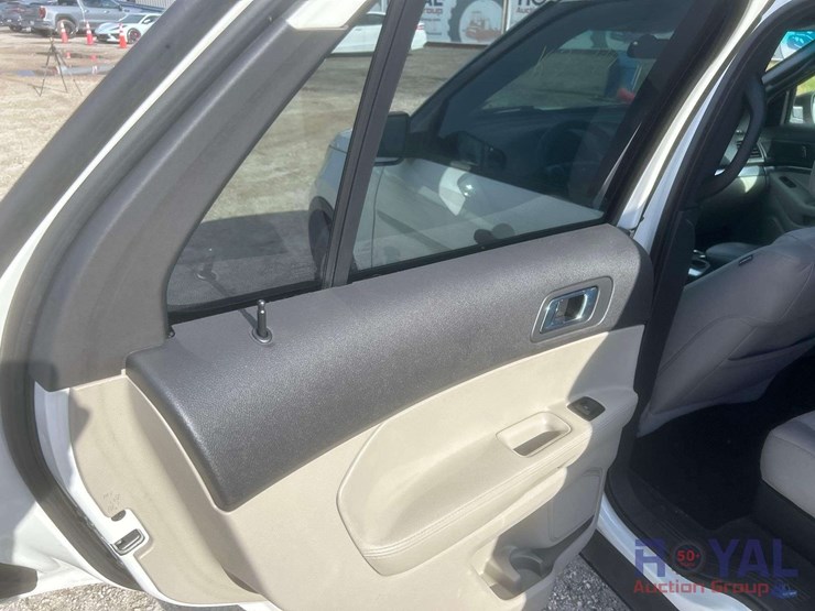 2011-ford-explorer-image-18