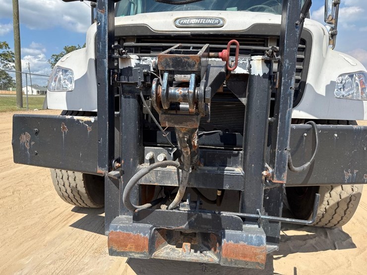 2003-freightliner-business-class-m2-spreader-truck-image-20