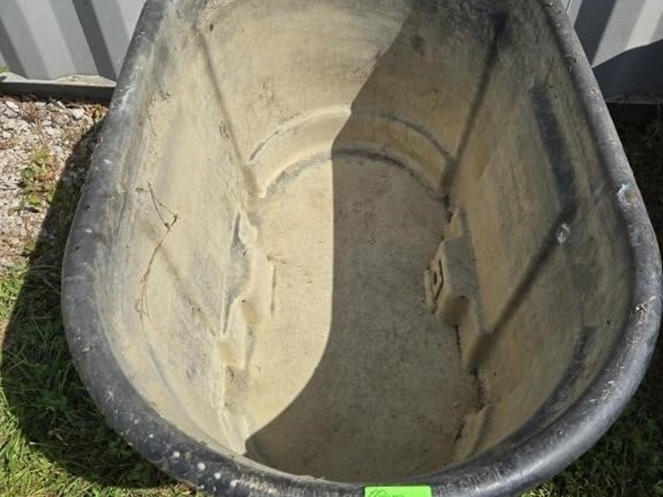 one-hundred-gallon-water-trough-rubber-maid-image-2