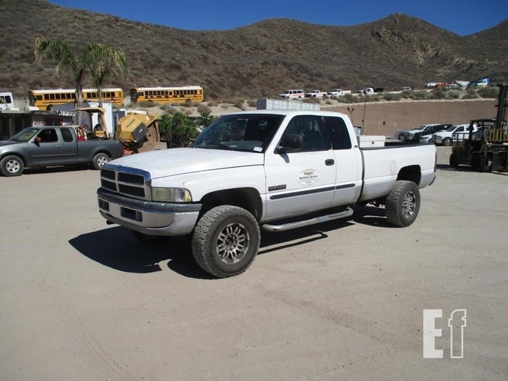 2002-dodge-2500-image-1