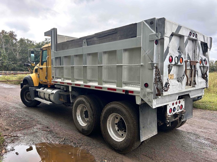 2009-mack-granite-tandem-axle-dump-truck-image-6