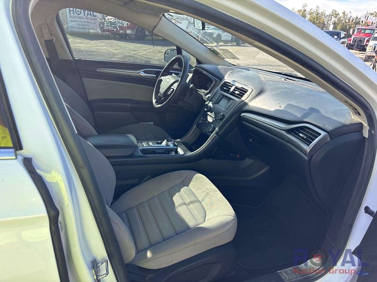 2017-ford-fusion-hybrid-sedan-image-24
