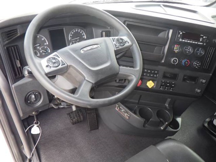 2024-freightliner-cascadia-126-image-9