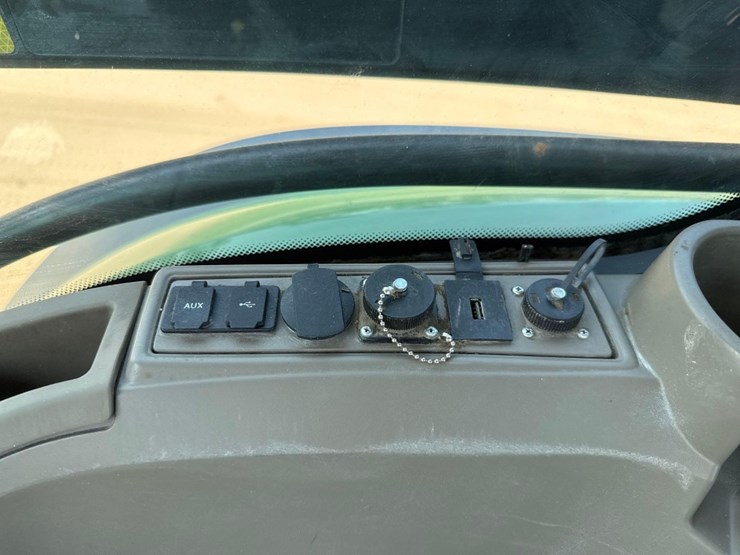 john-deere-8r-310-image-29