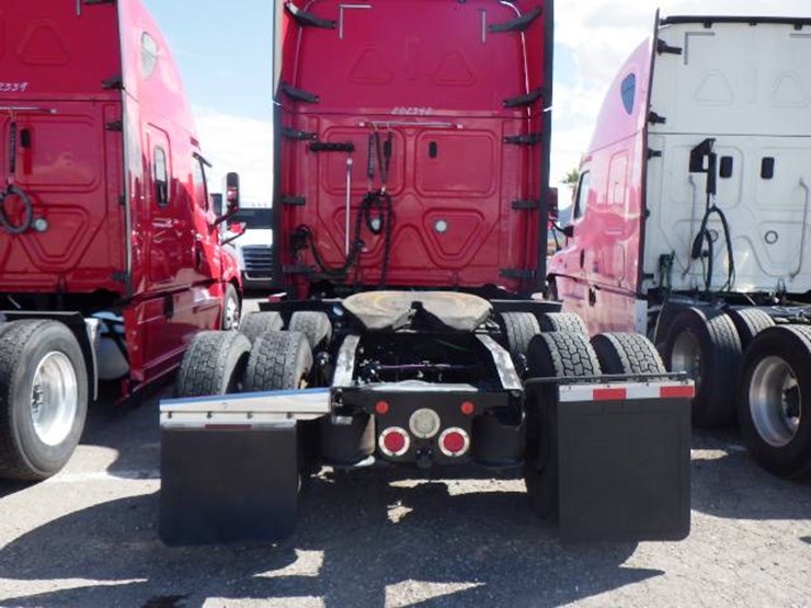 2020-freightliner-cascadia-126-image-7