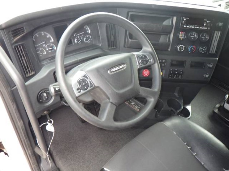 2024-freightliner-cascadia-126-image-8
