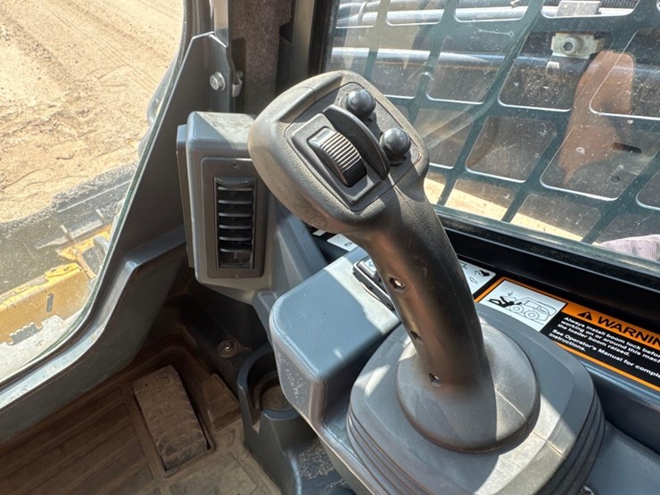 2022-deere-333g-image-31
