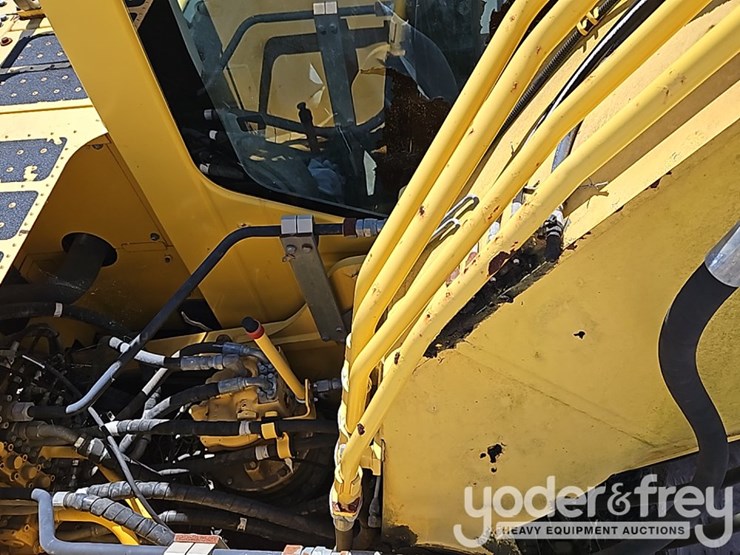 2015-komatsu-pc210-lc-10-image-32
