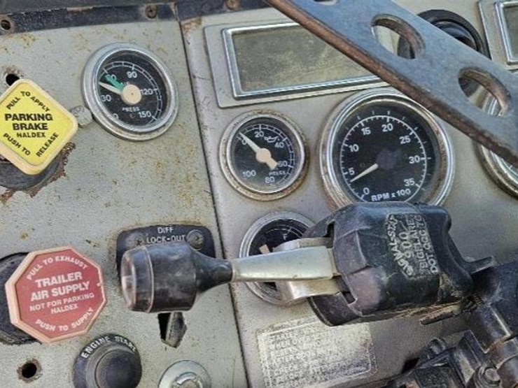 1994-ford-9000-image-16