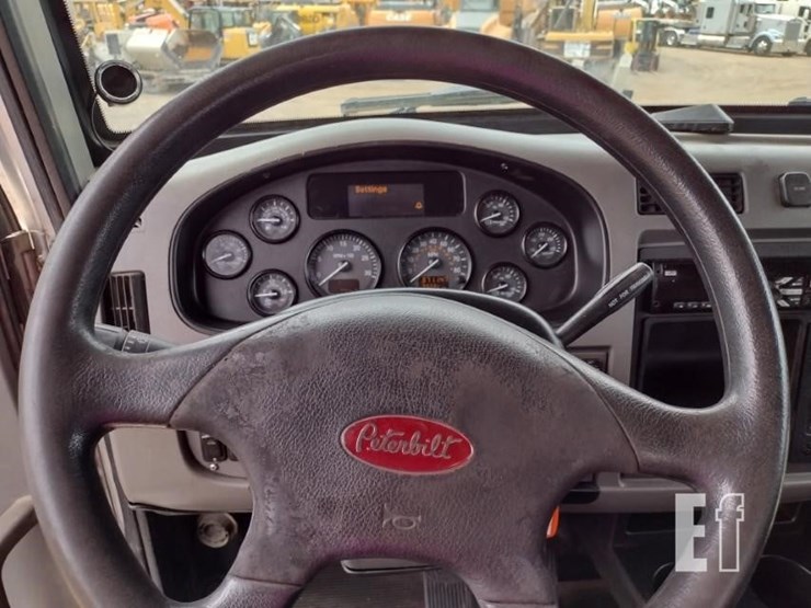 2016-peterbilt-348-image-13