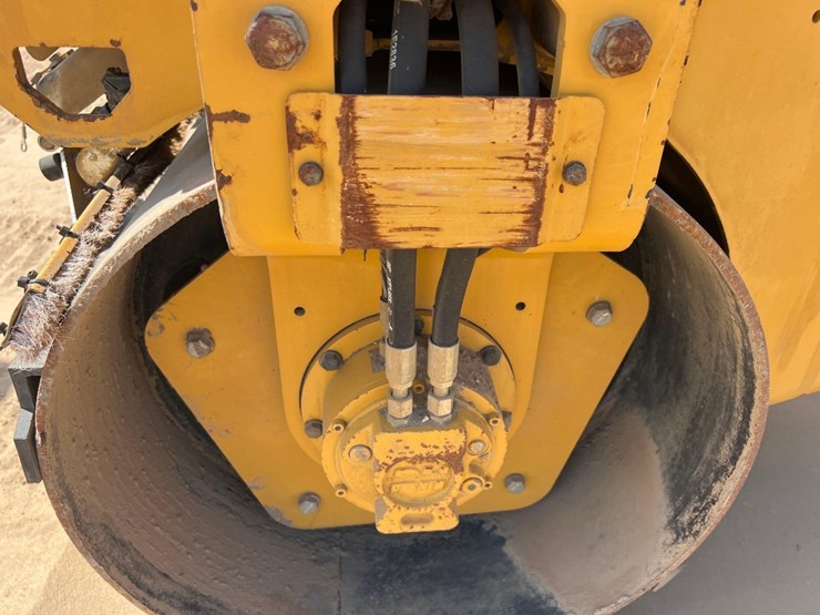 2021-caterpillar-cb2.7-image-10