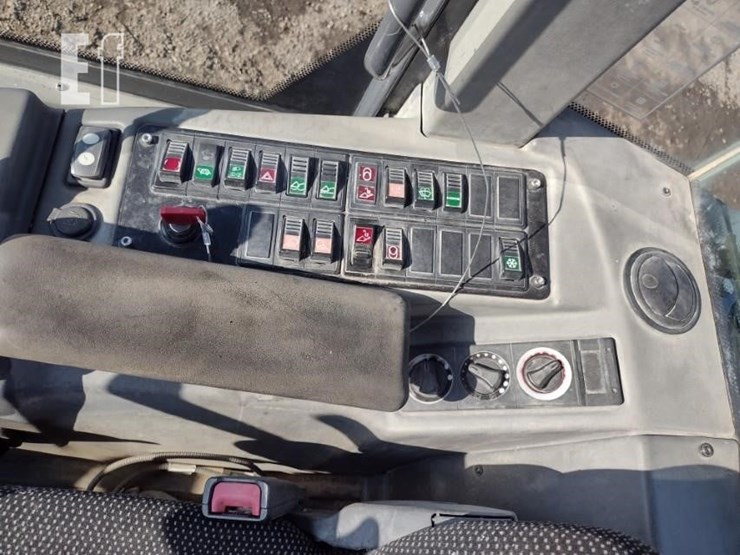 2017-deere-244kii-image-10