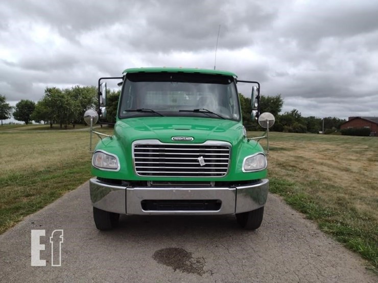 2019-freightliner-business-class-m2-106-image-4