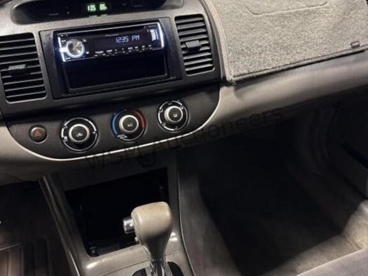 2005-toyota-camry-sdn-image-21