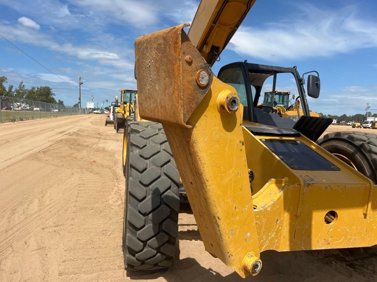 2018-caterpillar-tl1055d-image-15