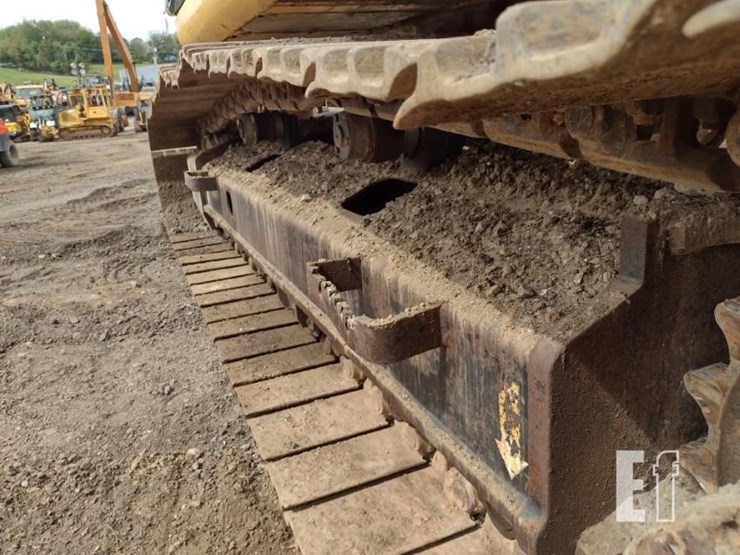 2011-deere-225d-lc-image-35
