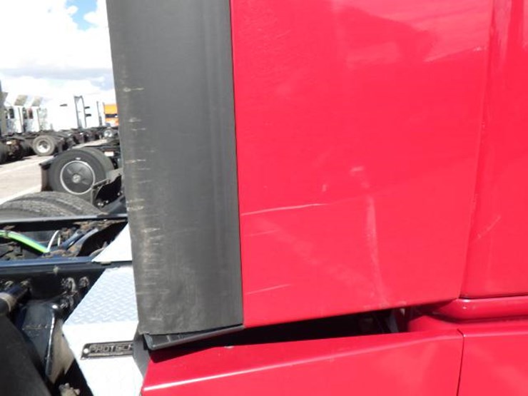 2019-freightliner-cascadia-126-image-3