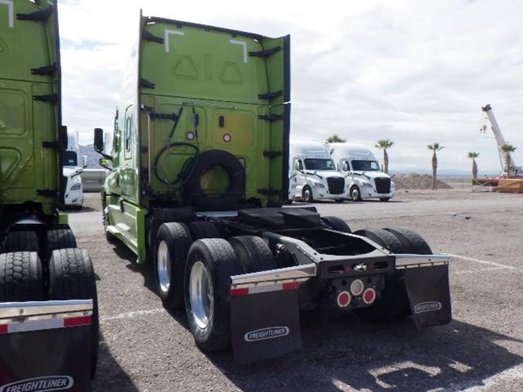 2023-freightliner-cascadia-126-image-8