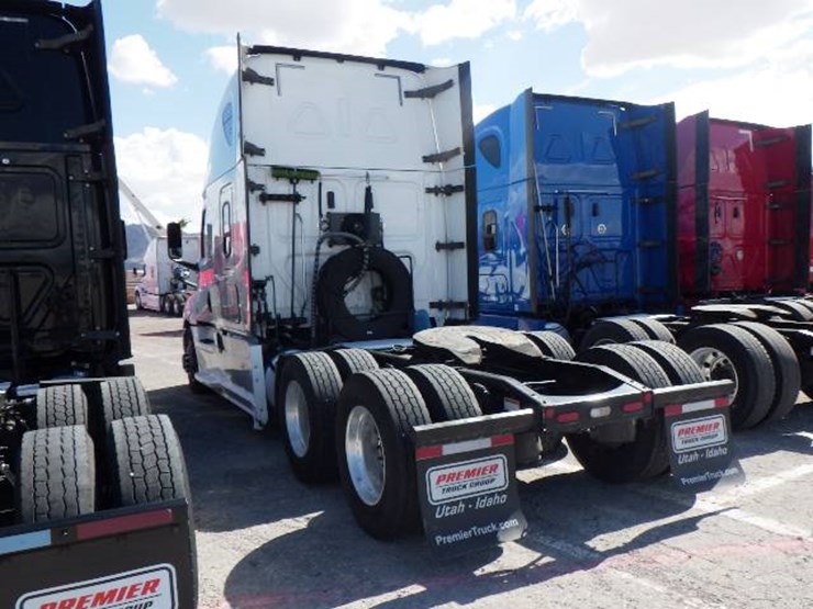 2020-freightliner-cascadia-126-image-7