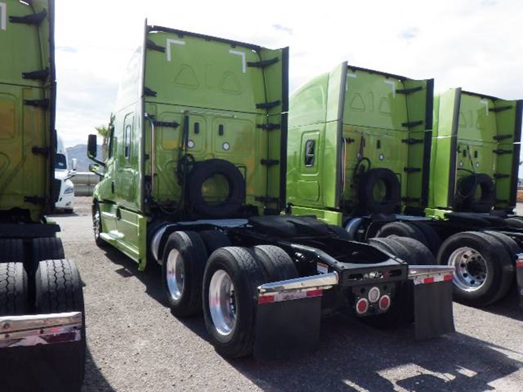 2023-freightliner-cascadia-126-image-13