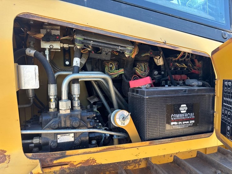 2013-caterpillar-d5k2-xl-image-17