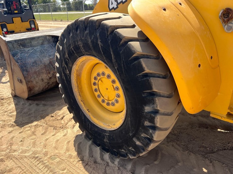 2000-deere-444-image-24