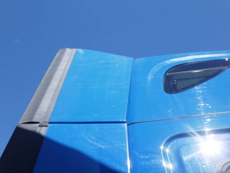 2020-freightliner-cascadia-126-image-6