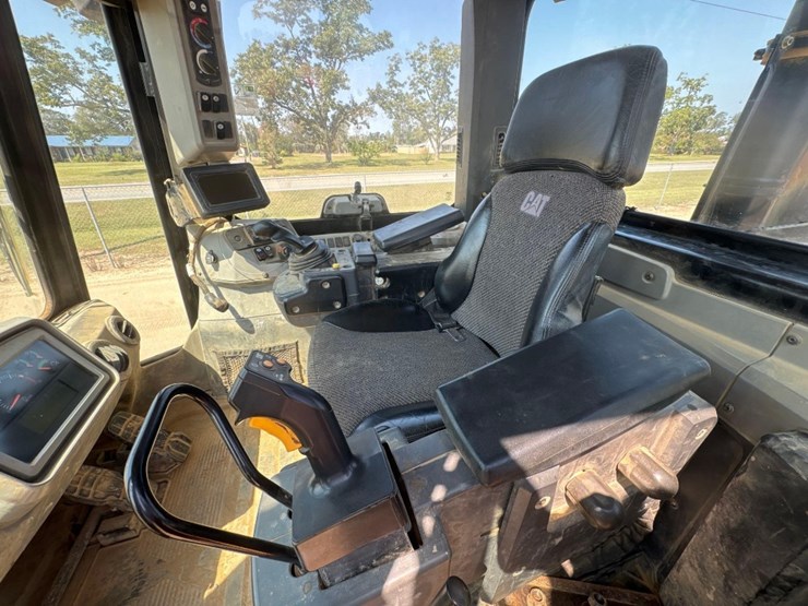 2018-caterpillar-815k-image-19