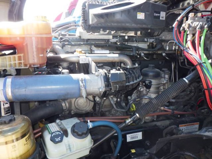 2020-freightliner-cascadia-126-image-14