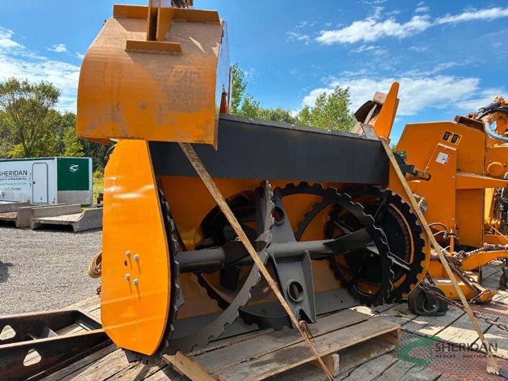 2014-trackless-model-mt6-with-numerous-like-new-attachments-image-2