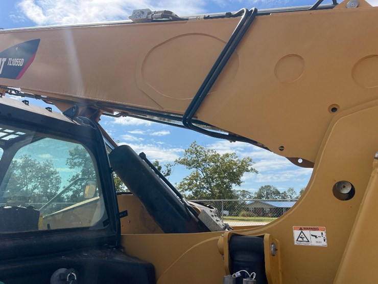2018-caterpillar-tl1055d-image-26