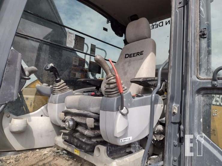 2021-deere-250g-lc-image-12