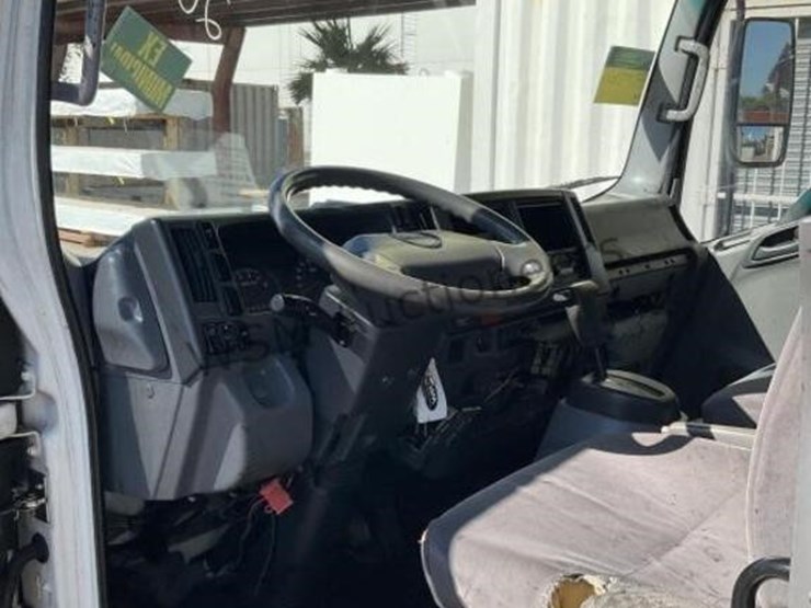2015-isuzu-npr-image-23