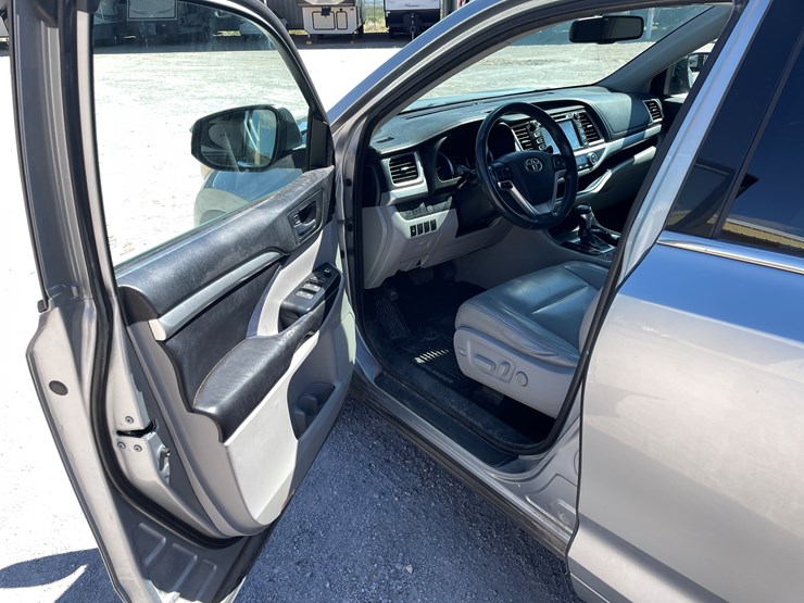 2016-toyota-highlander-image-25