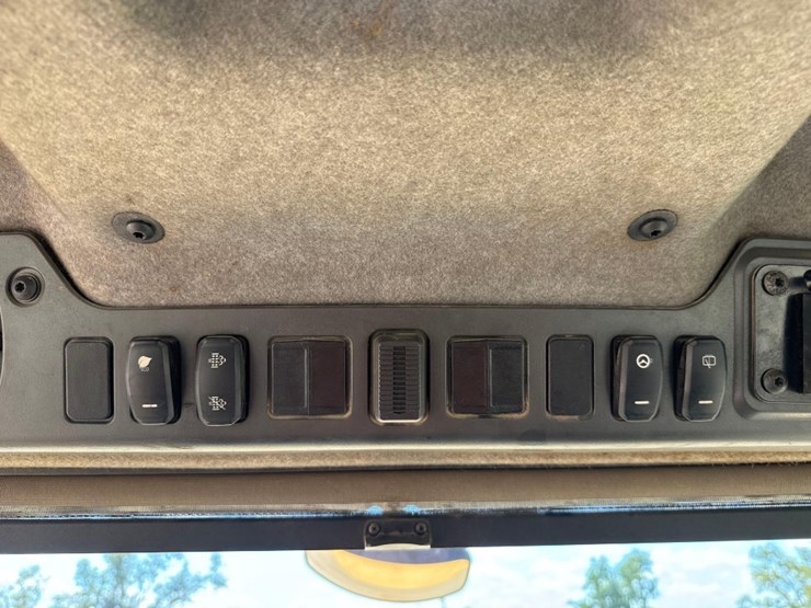 2019-caterpillar-745-image-32