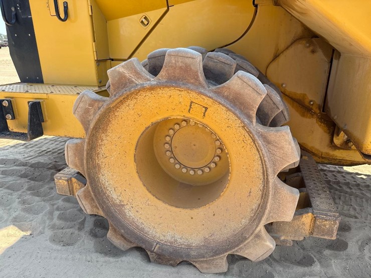 2018-caterpillar-815k-image-11