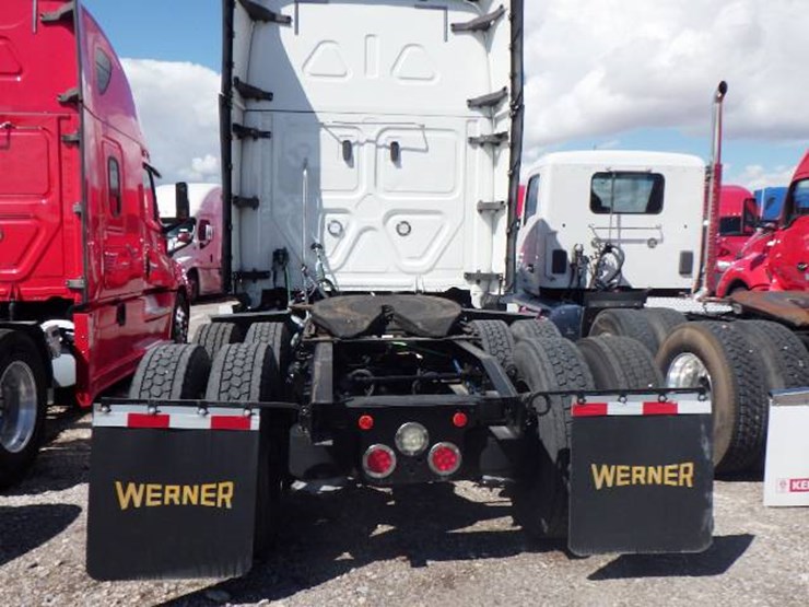 2020-freightliner-cascadia-126-image-5