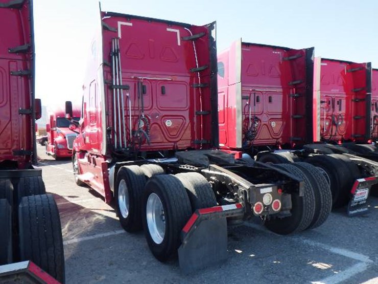 2020-freightliner-cascadia-126-image-11
