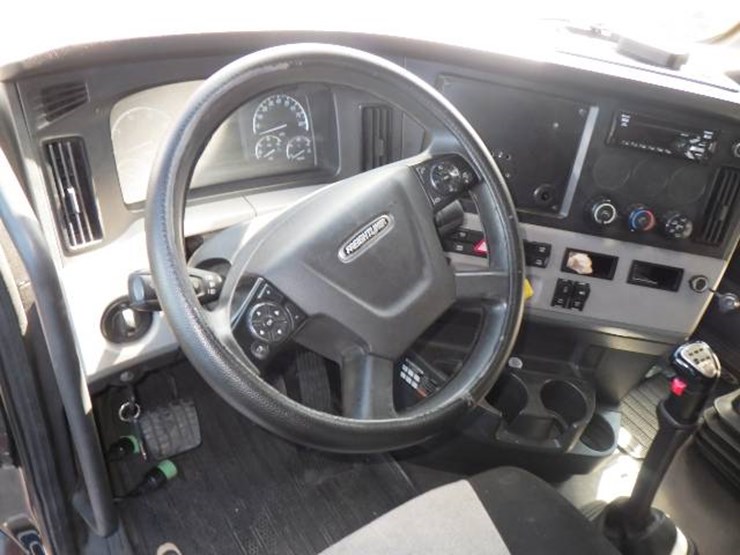 2020-freightliner-cascadia-126-image-11