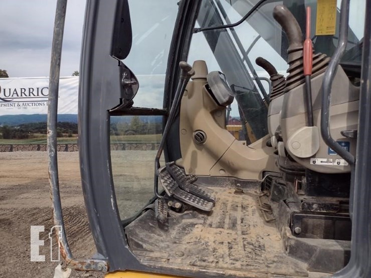2011-deere-225d-lc-image-12