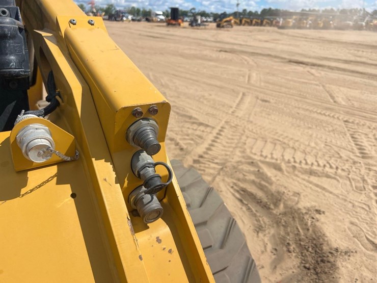 2019-caterpillar-262d3-image-11