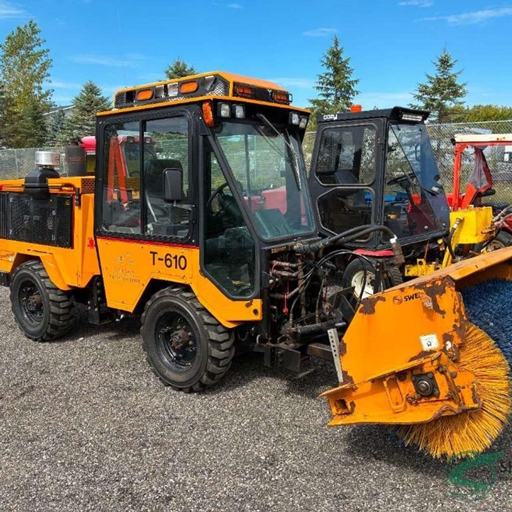 2014 Trackless Model MT6 with numerous like new attachments
